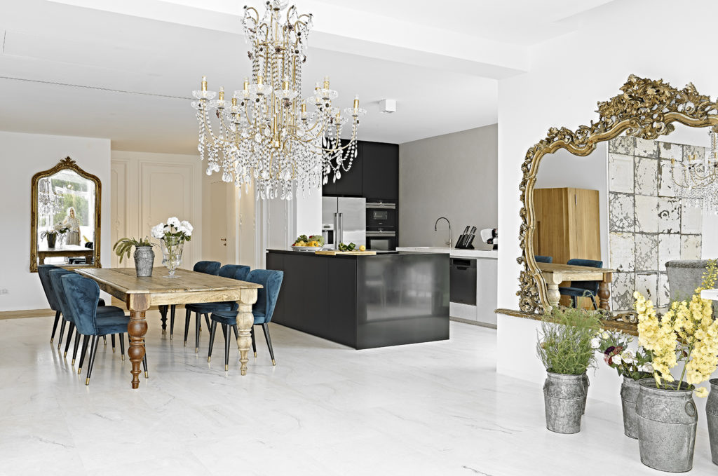 Riflessi-Glamour-Aprile-Attico-minimale-giallo-Living
