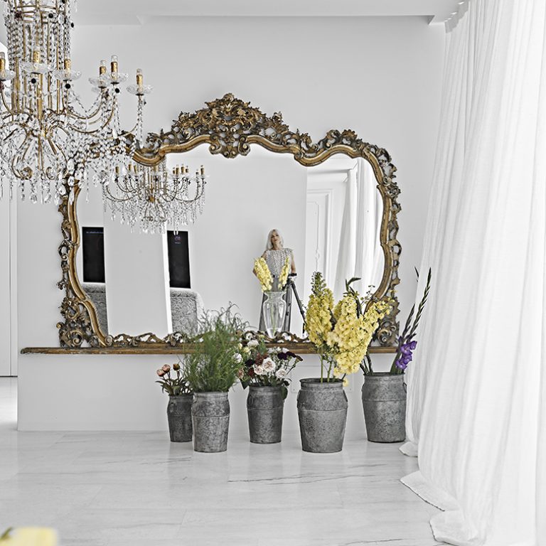 Glamour-Reflections-April-Minimal-yellow-penthouse-Hallway