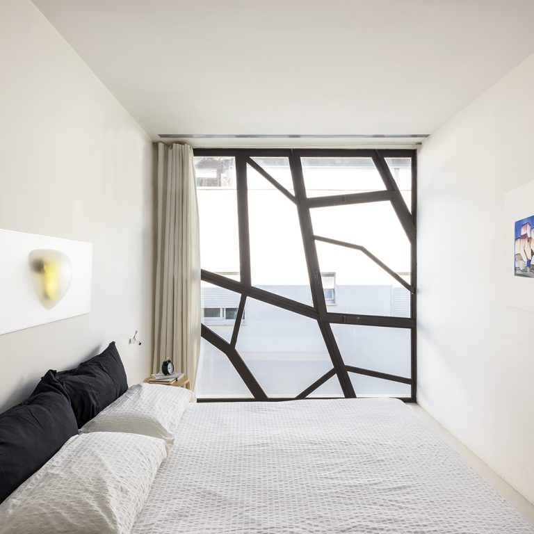 Lights_and_shadows-Apulian-home-geometries-rhizomatic-Bedroom