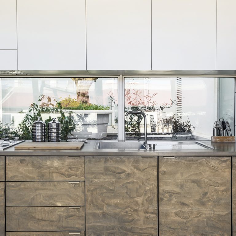 Lights_and_shadows-Apulian-home-geometries-rhizomatic-Kitchen